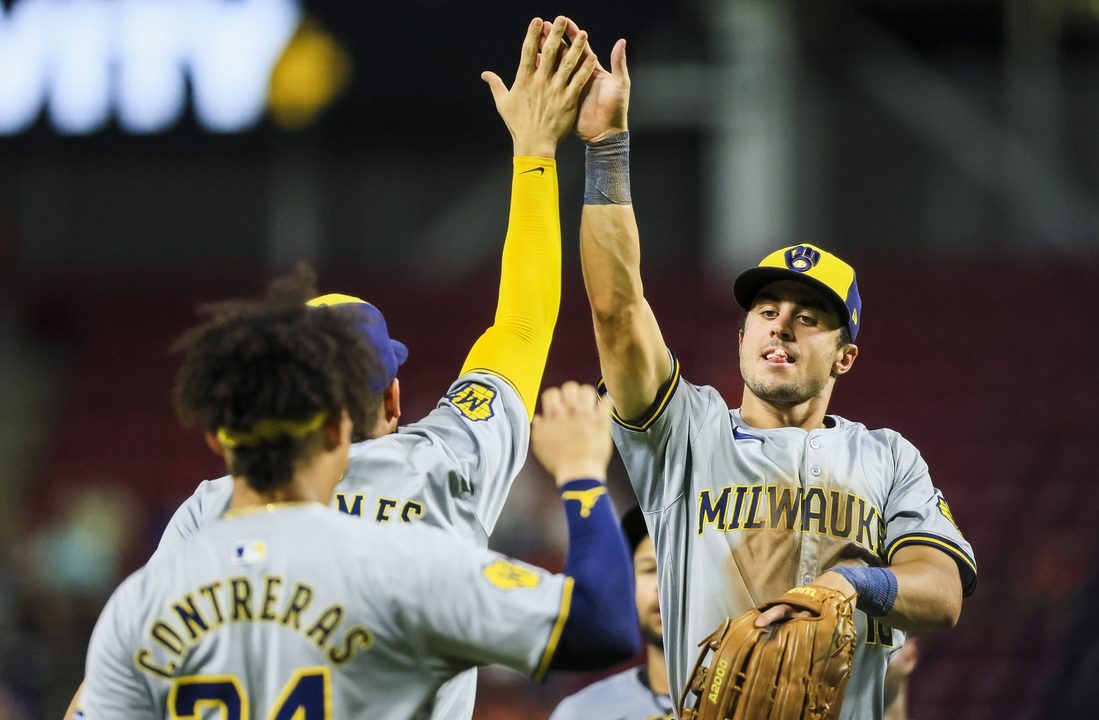 After DH sweep of Reds, Brewers continue march toward Central title