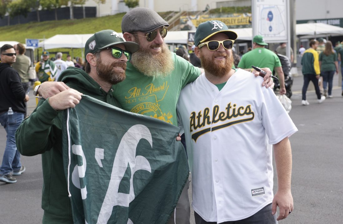 Athletics edge Rangers in raucous Oakland farewell